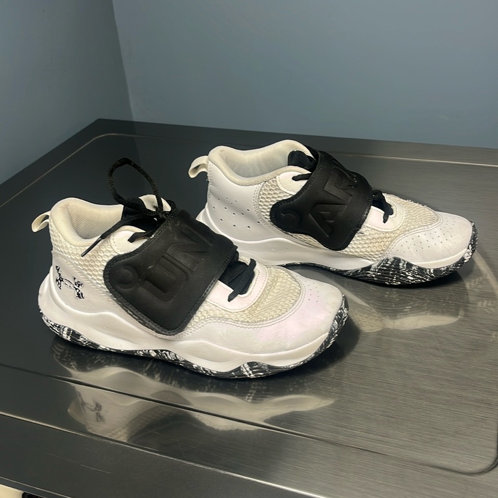 Under armour kids basketball ball shoes size 6.5